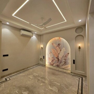 Room in 4 BHK Builder Floor at Wave City Center, Sector 32 – for Sale