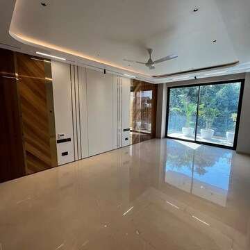 Room in 5 BHK Builder Floor at Ireo City Central, Sector 59 – for Sale