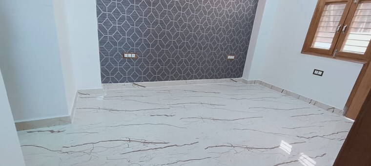 Room, sector 73 2 Bedroom 1100 Sq.Ft. Builder Floor In Sector 73 Noida 9545659