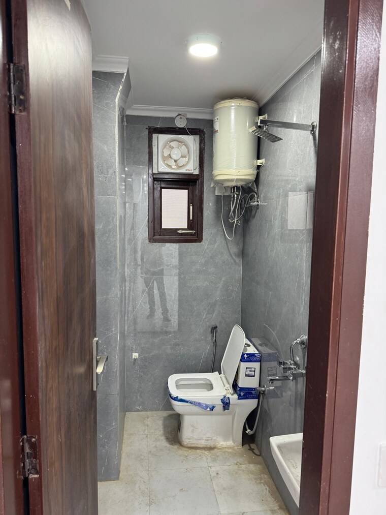 Bathroom, chattarpur 2 Bedroom 800 Sq.Ft. Builder Floor In Chattarpur Delhi 9545621