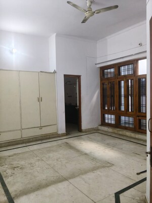 Room in 5 BHK Independent House at Gomti Nagar – for Rent