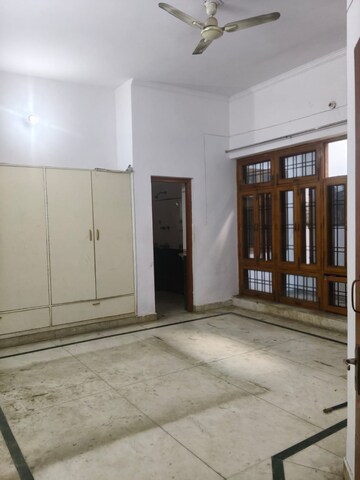 Room in 5 BHK Independent House at Gomti Nagar – for Rent
