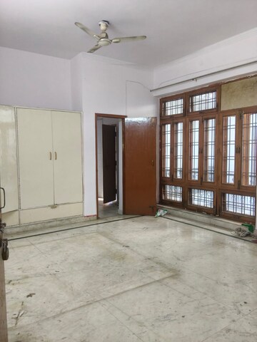 Room in 5 BHK Independent House at Gomti Nagar – for Rent