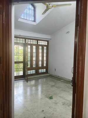 Room in 5 BHK Independent House at Gomti Nagar – for Rent