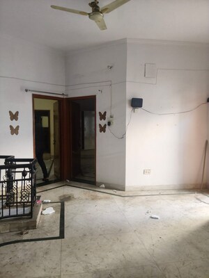 Room in 5 BHK Independent House at Gomti Nagar – for Rent