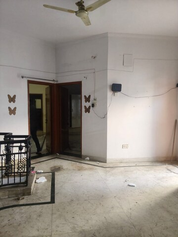 Room in 5 BHK Independent House at Gomti Nagar – for Rent