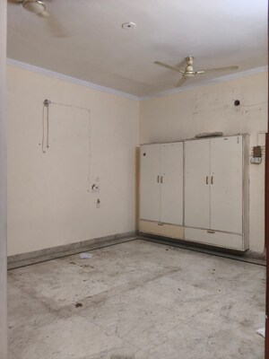 Room in 5 BHK Independent House at Gomti Nagar – for Rent