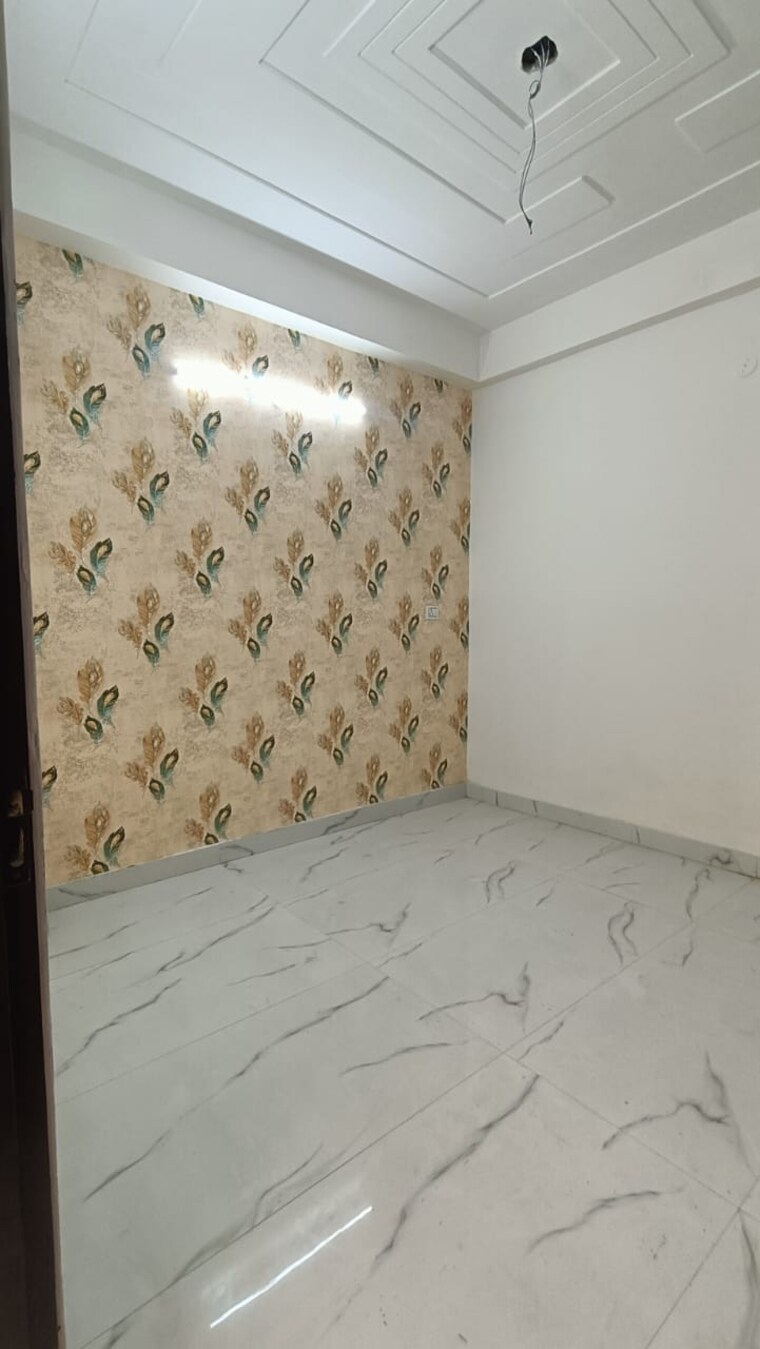 Room, sector 73 1 Bedroom 700 Sq.Ft. Builder Floor In Sector 73 Noida 9545805