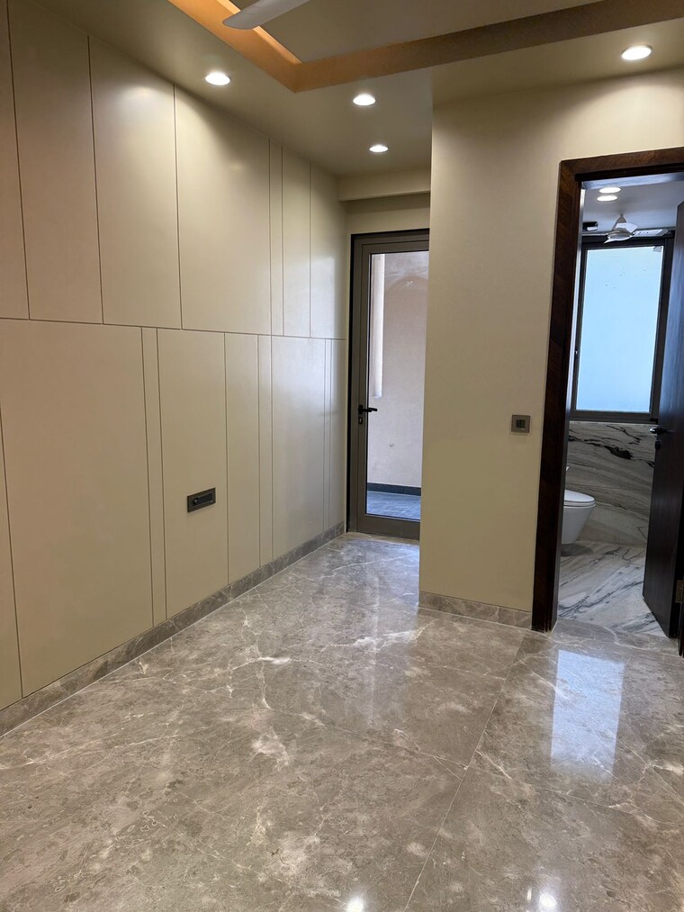 Room, defence colony 3 Bedroom 325 Sq.Yd. Builder Floor In Defence Colony Delhi 9545846