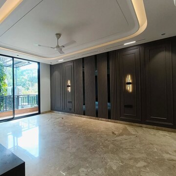 Room in 5 BHK Builder Floor at DLF City Gurgaon, Sector 27 – for Sale