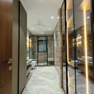 Building Lobby in 5 BHK Builder Floor at SS Plaza Gurgaon, Sector 47 – for Sale