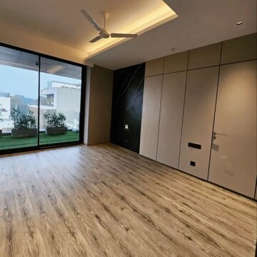 Room in 6 BHK Builder Floor at SP Infocity Gurgaon, Sector 19 – for Sale