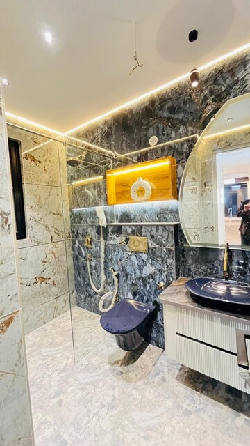 Attached Bathroom in 4 BHK Builder Floor at Unitech South City 1, South City 1 – for Sale