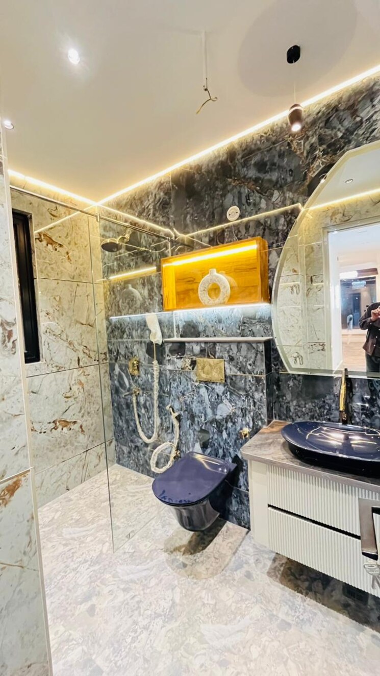 Attached Bathroom, unitech-south-city-1 4 Bedroom 275 Sq.Yd. Builder Floor In South City 1 Gurgaon 9546298