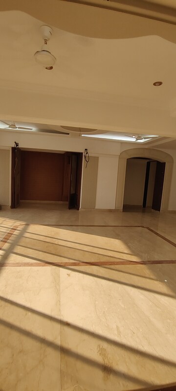 Room in 6 BHK Apartment at Orchid Tower, Worli – for Rent