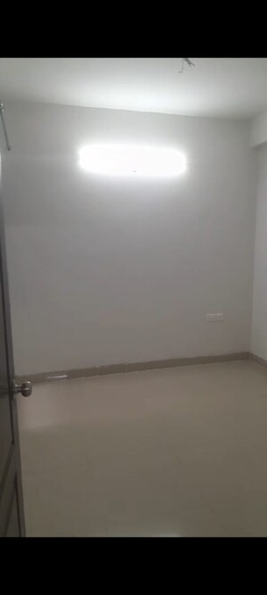 Room in 3 BHK Builder Floor at Wave Executive Floors, Wave City – for Rent