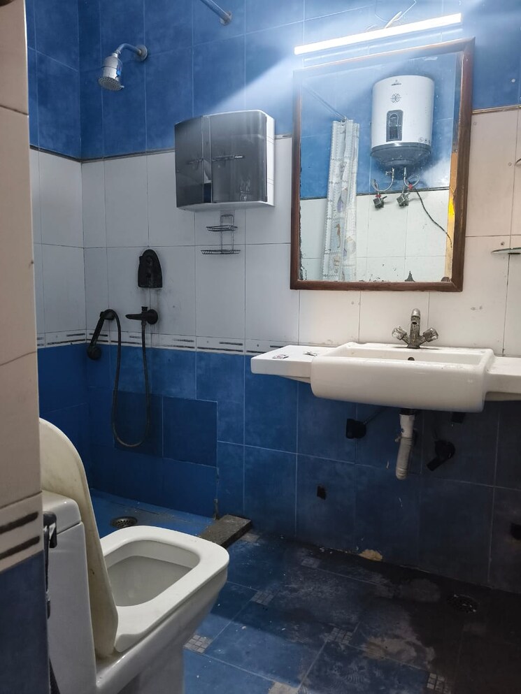 Attached Bathroom, new ashok nagar 3 Bedroom 1500 Sq.Ft. Apartment In New Ashok Nagar Delhi 9547002