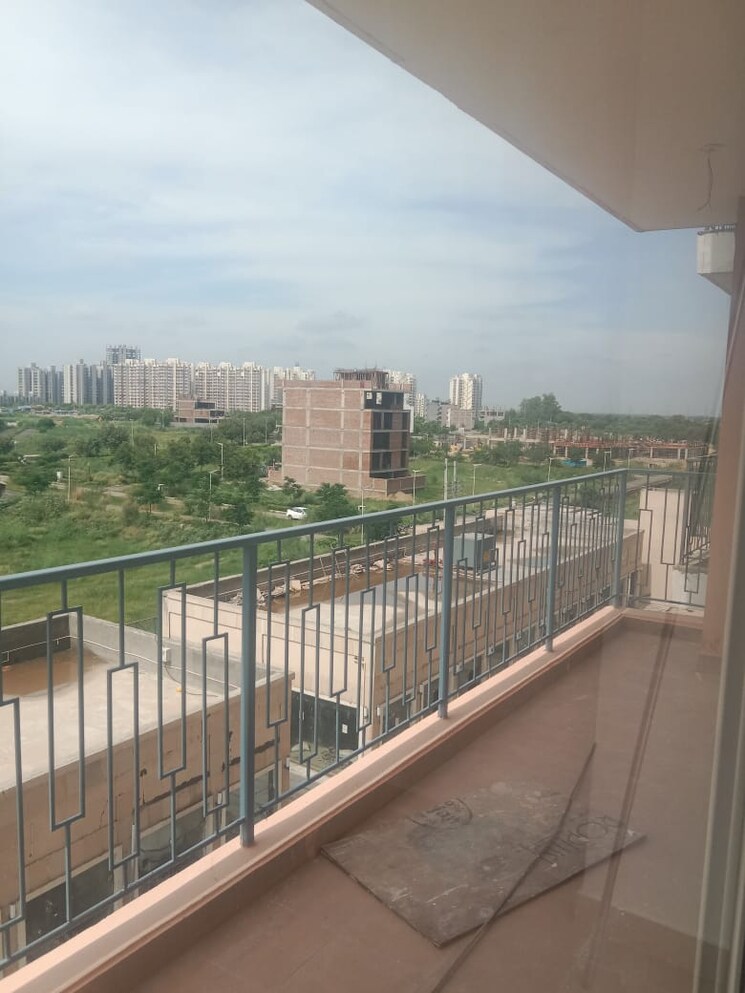 Balcony, vivek vihar 3 Bedroom 125 Sq.Yd. Builder Floor In Vivek Vihar Delhi 9546970