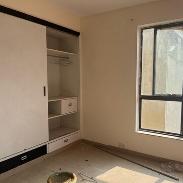 Room in 3 BHK Apartment at Unitech Uniworld Gardens 2, Malibu Town – for Rent