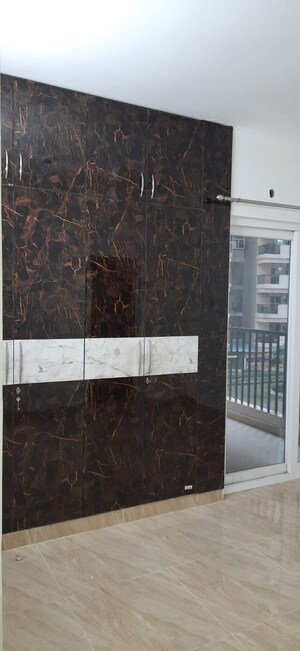 Room in 2 BHK Apartment at Gaur City 2 - 14th Avenue, Sector 16c Greater Noida – for Rent