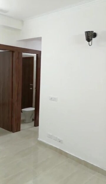 Room in 3 BHK Apartment at Gaur City 2 - 14th Avenue, Sector 16c Greater Noida – for Rent