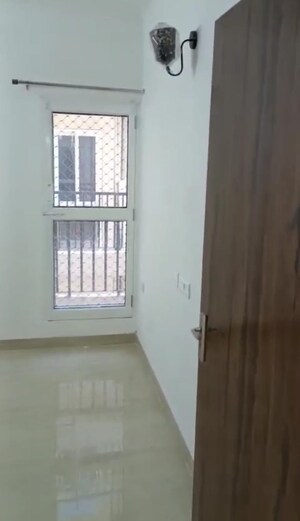 Room in 3 BHK Apartment at Gaur City 2 - 14th Avenue, Sector 16c Greater Noida – for Rent
