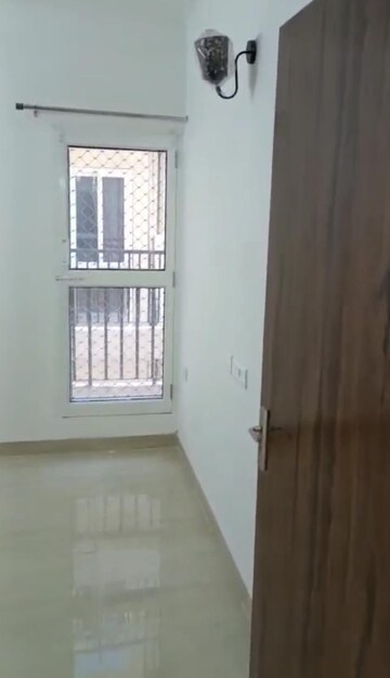 Room in 3 BHK Apartment at Gaur City 2 - 14th Avenue, Sector 16c Greater Noida – for Rent
