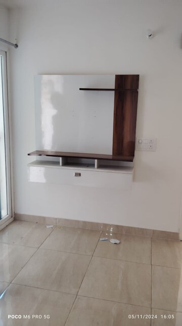 Room in 2 BHK Apartment at Gaur City 7th Avenue, Sector 4 Greater Noida – for Rent