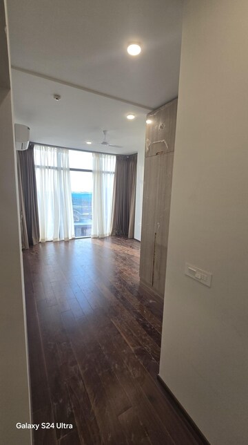 Room in 4 BHK Apartment at Piramal Mahalaxmi, Mahalaxmi – for Rent