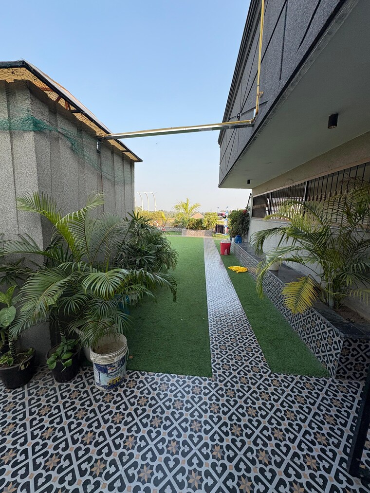 Terrace, gadaipur 3 Bedroom 1350 Sq.Ft. Apartment In Gadaipur Delhi 9547417