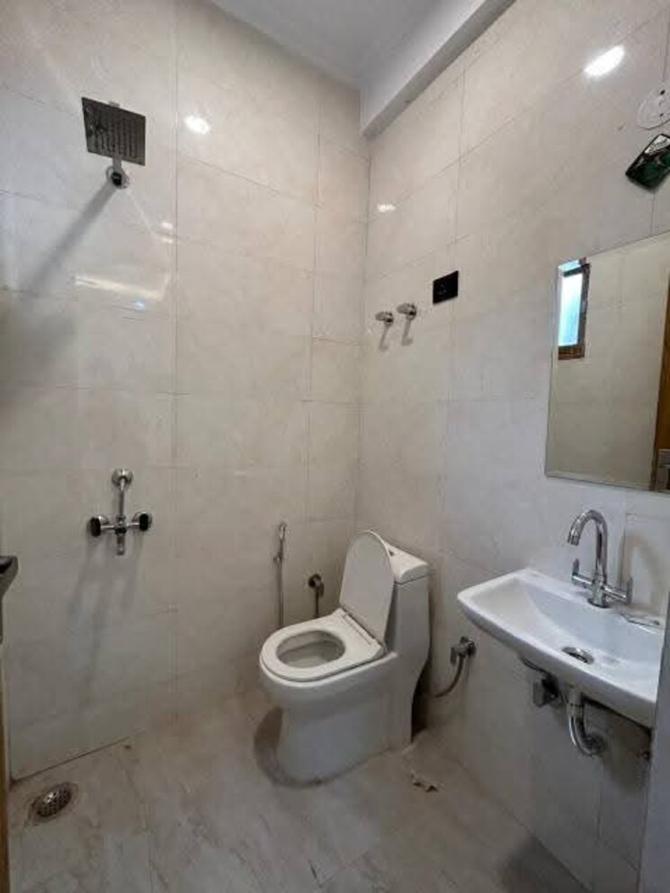 Bathroom, paryavaran complex 1 Bedroom 700 Sq.Ft. Apartment In Paryavaran Complex Delhi 9547504