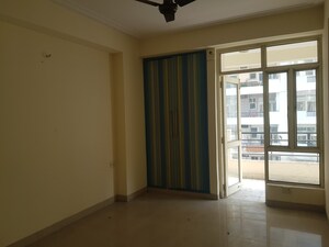 Room in 2 BHK Apartment at Ramprastha Pearl Court, Vaishali Sector 7 – for Rent