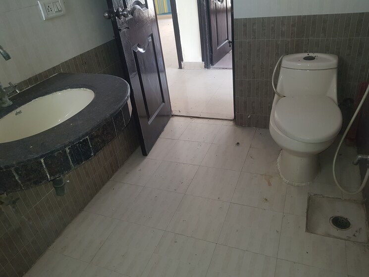 Bathroom, ramprastha-pearl-court 2 Bedroom 1300 Sq.Ft. Apartment In Vaishali Sector 7 Ghaziabad 9547784