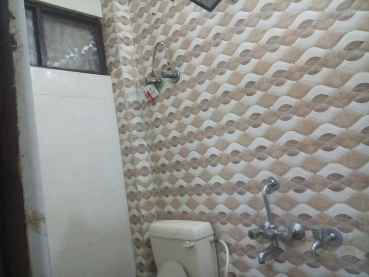 Bathroom, mayur vihar 1.5 Bedroom 450 Sq.Ft. Builder Floor In Mayur Vihar Delhi 9547619