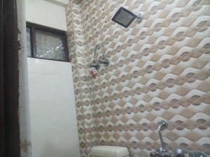 Bathroom in 1.5 BHK Builder Floor at Mayur Vihar – for Rent