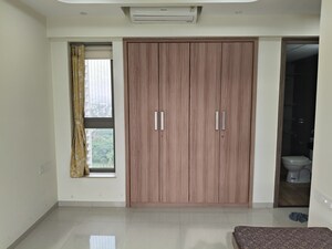 Room in 2 BHK Apartment at Kalpataru Paramount, Kapur Bawdi – for Sale