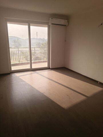 Room in 3 BHK Apartment at Pareena The Elite Residences, Sector 99 – for Rent