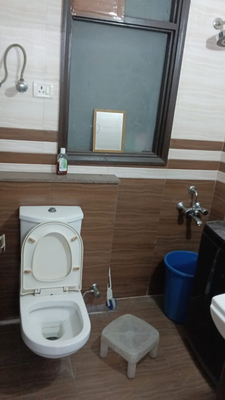 Bathroom, maidan garhi 2 Bedroom 90 Sq.Yd. Builder Floor In Maidan Garhi Delhi 9548243