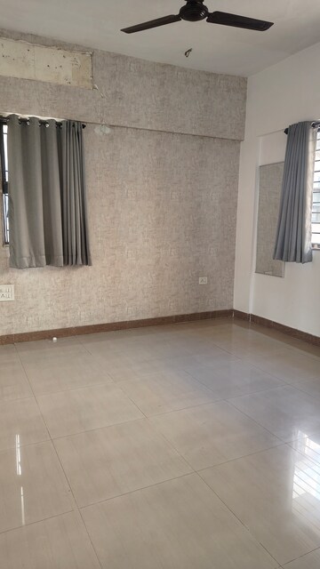 Room in 2 BHK Apartment at Magarpatta Jasminium, Hadapsar – for Rent