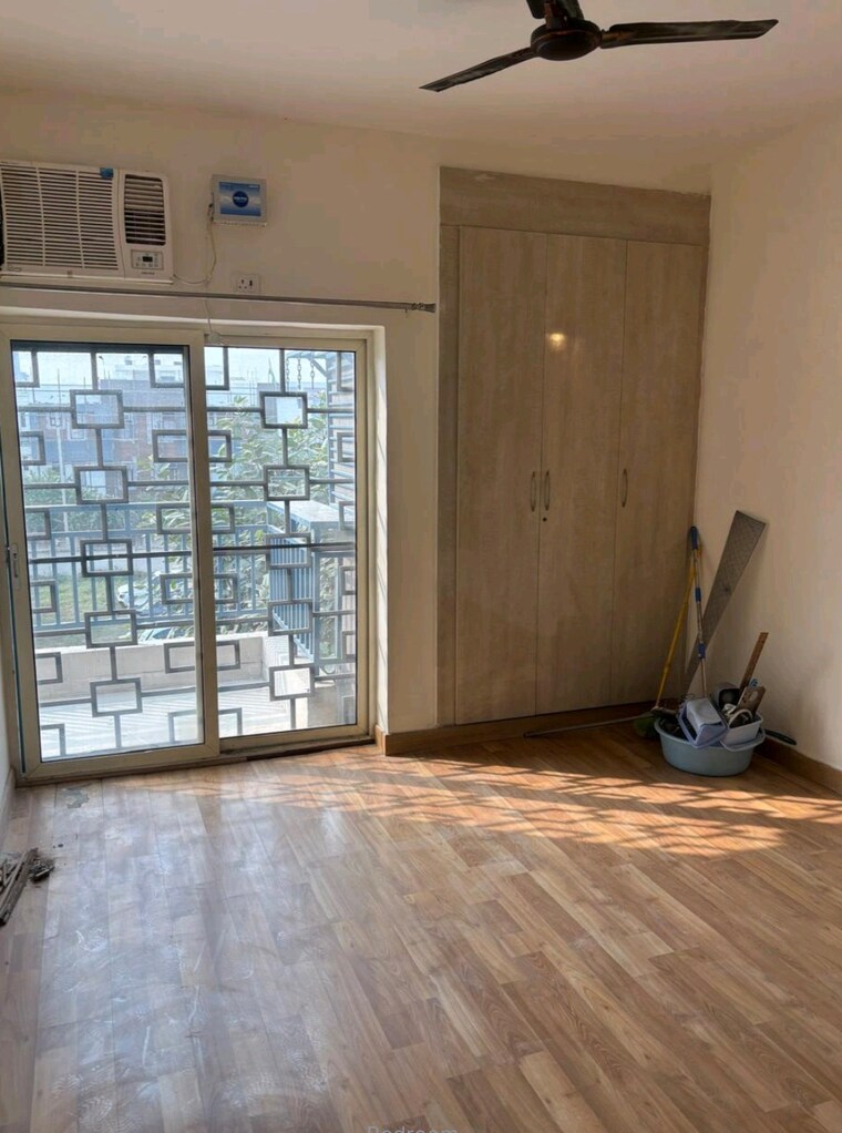 Room, puri-aman-vilas 3 Bedroom 1500 Sq.Ft. Apartment In Sector 89 Faridabad 9548234