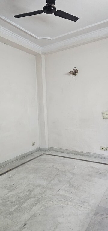 Room in 3 BHK Builder Floor at Sector 45 – for Rent