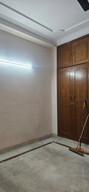 Room in 3 BHK Builder Floor at Sector 45 – for Rent
