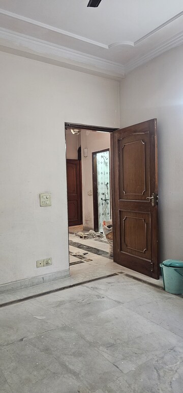 Room in 3 BHK Builder Floor at Sector 45 – for Rent