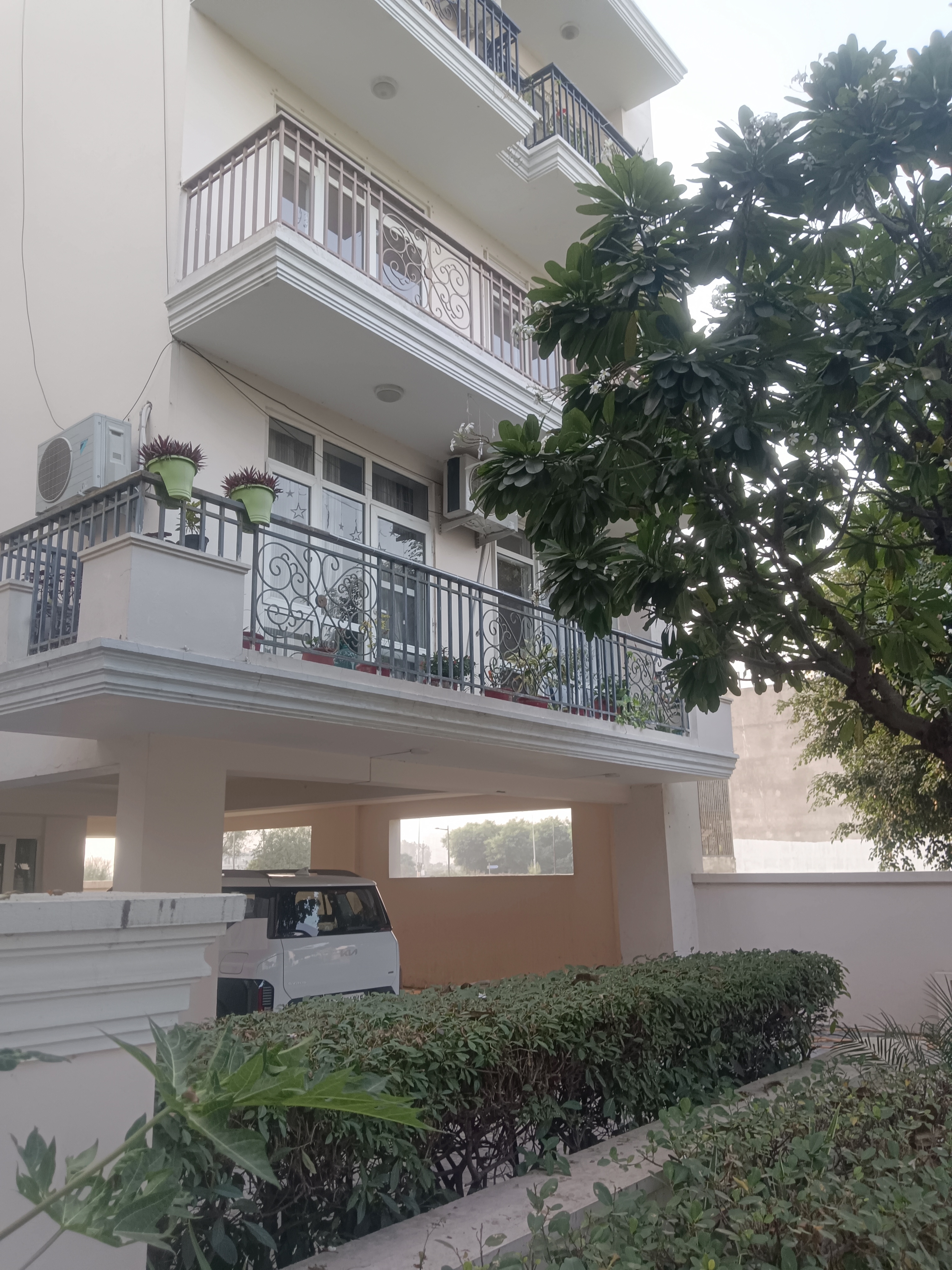 3.5 BHK + Servant Room Apartment For Sale in DLF Hyde Park