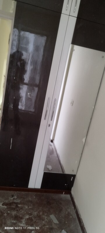 Furnished Amenities in 2.5 BHK Apartment at Imperia Esfera, Sector 37c – for Rent