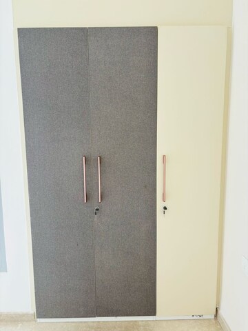 Furnished Amenities in 3 BHK Apartment at Thane West – for Rent