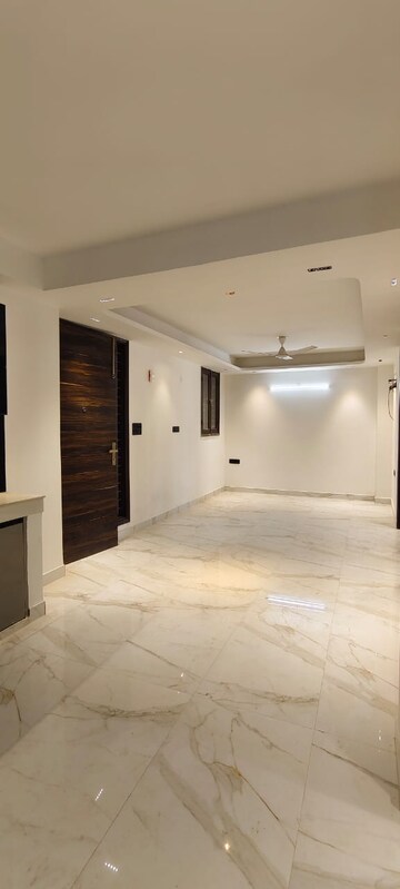 Room in 3 BHK Builder Floor at Saket – for Rent