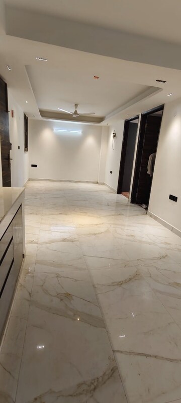Room in 3 BHK Builder Floor at Saket – for Rent