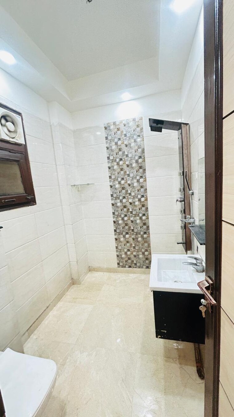 Bathroom, vivek vihar 4 Bedroom 2475 Sq.Ft. Builder Floor In Vivek Vihar Delhi 9548561