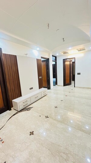 Room in 4 BHK Builder Floor at Vivek Vihar – for Sale